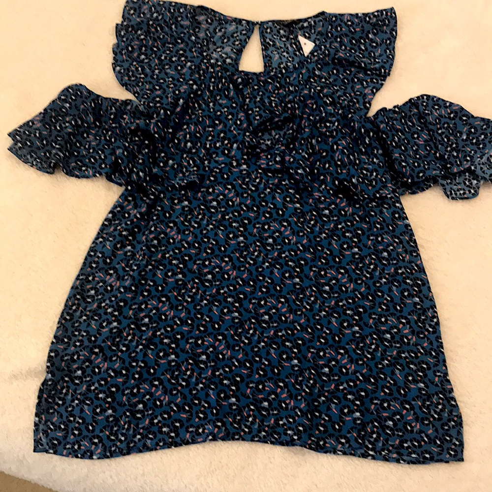 NWT Ann Taylor cold should ruffle blouse. Size M.